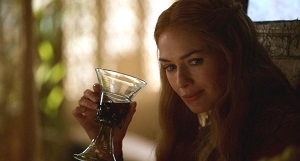 Cersei lannister buvant du vin